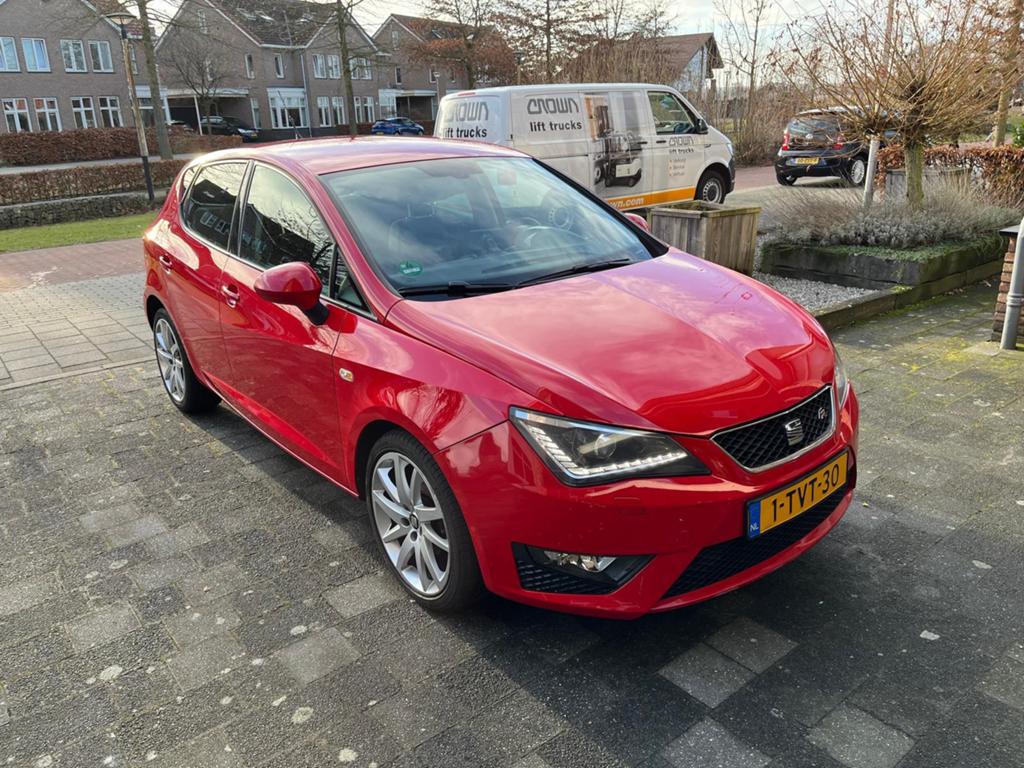 Seat Ibiza 1.2 63KW 2014 Rood, Auto's, Seat, Voorwielaandrijving, Stof, 40 €/maand, Zwart