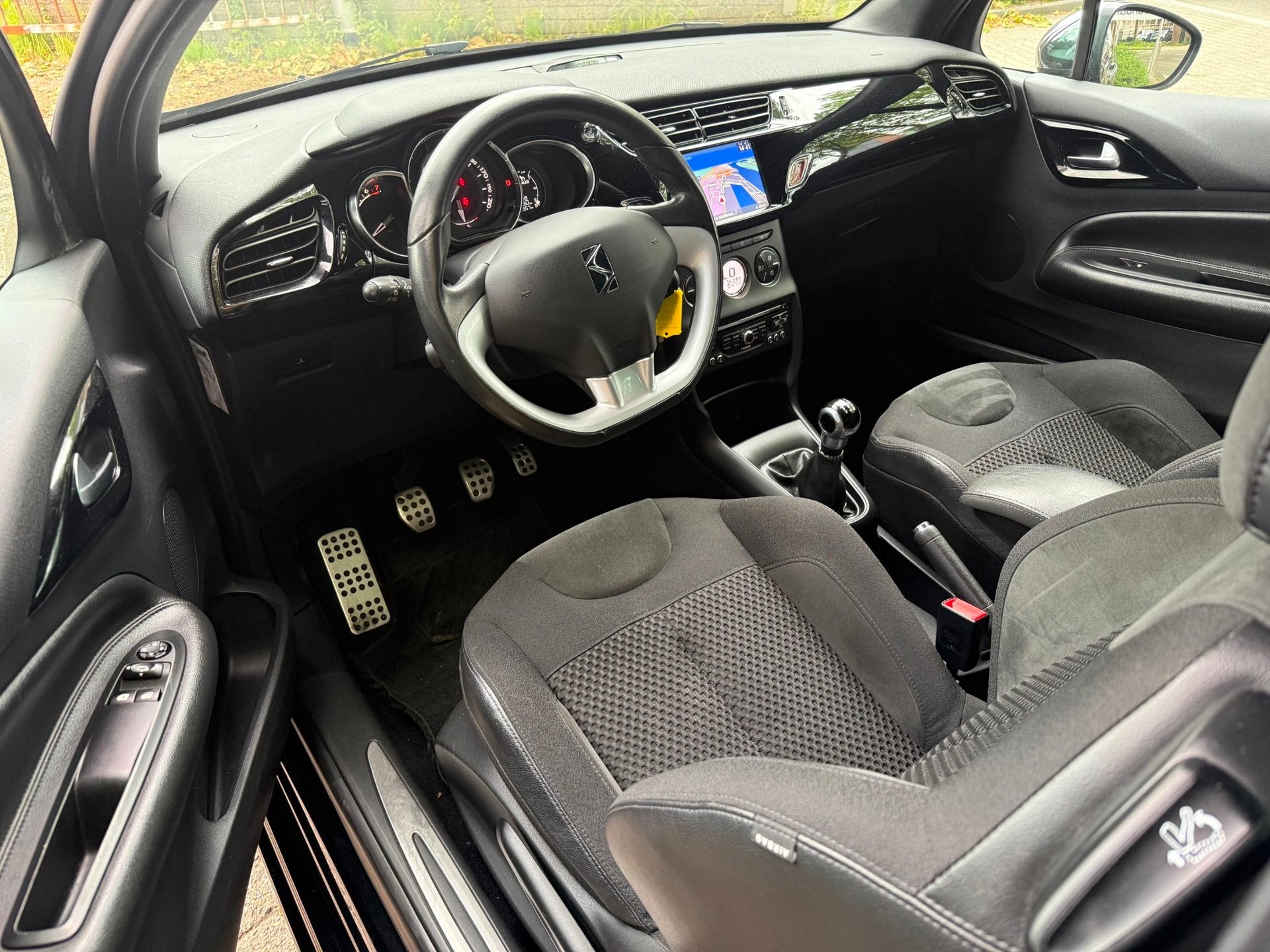 Citroen DS3 Cabrio 1.2 VTi So Chic Cabrio Lage KMS in Nette, Euro 5, 1199 cc, Cabriolet, 82 pk