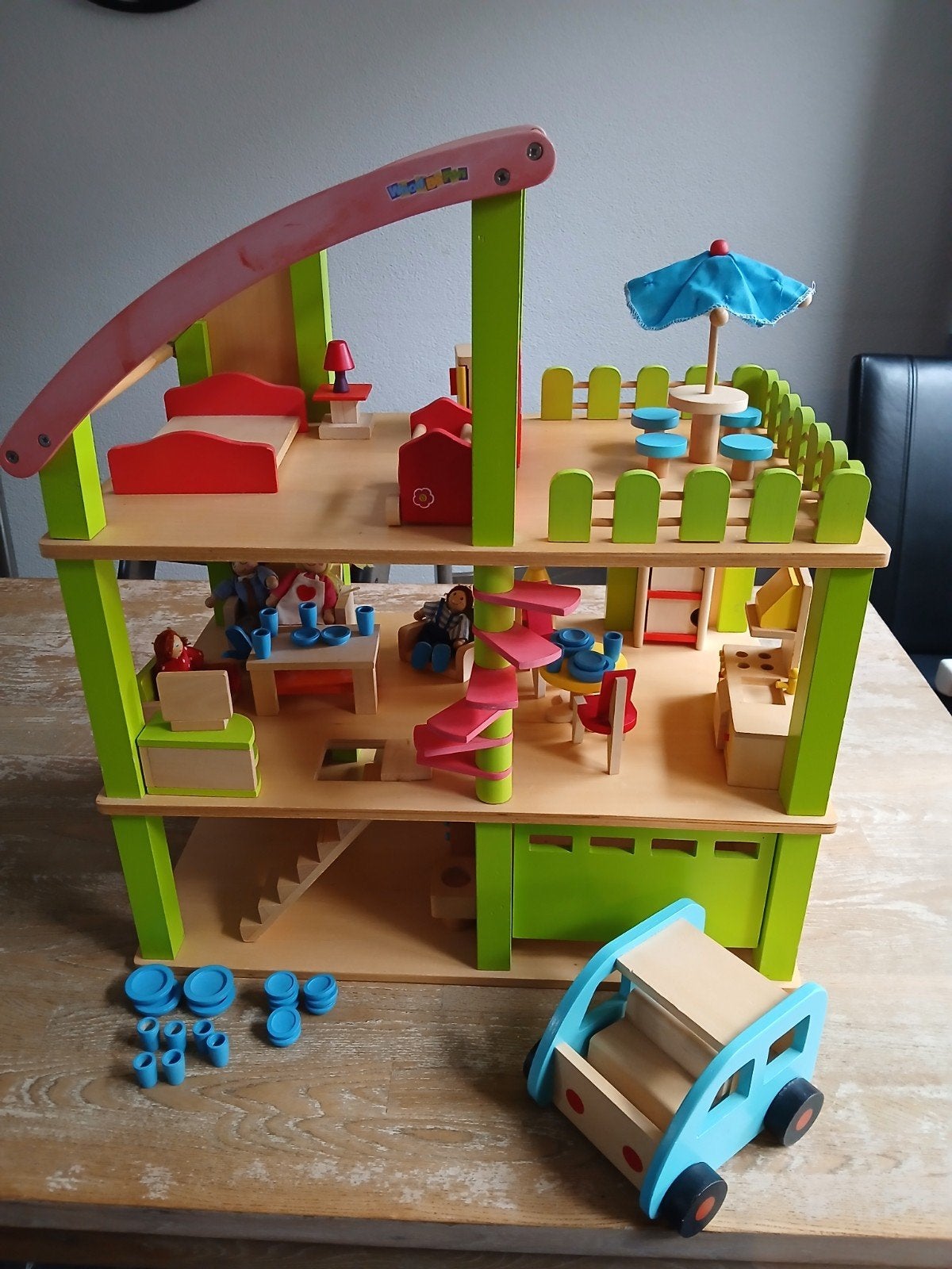 Houten poppenhuis met meubels en poppen, Ophalen, Gebruikt, Meubelstuk of Keukentje
