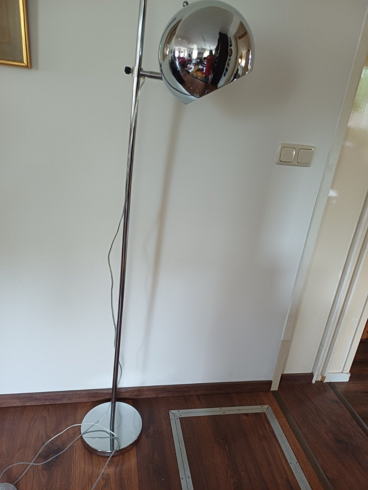 Verchroomde vloerlamp met bolvormige kap, ca. 160 cm hoog, Huis en Inrichting, Gebruikt, Metaal, Modern, 150 tot 200 cm