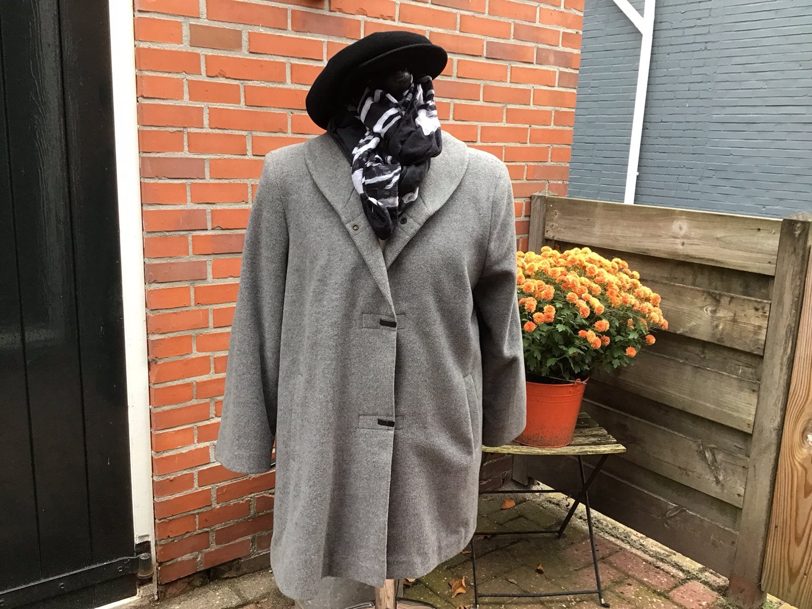 Grijze wollen mantel mt.42 (valt ruim), Kleding | Dames, Ophalen of Verzenden, Zo goed als nieuw, Maat 42/44 (L), Grijs