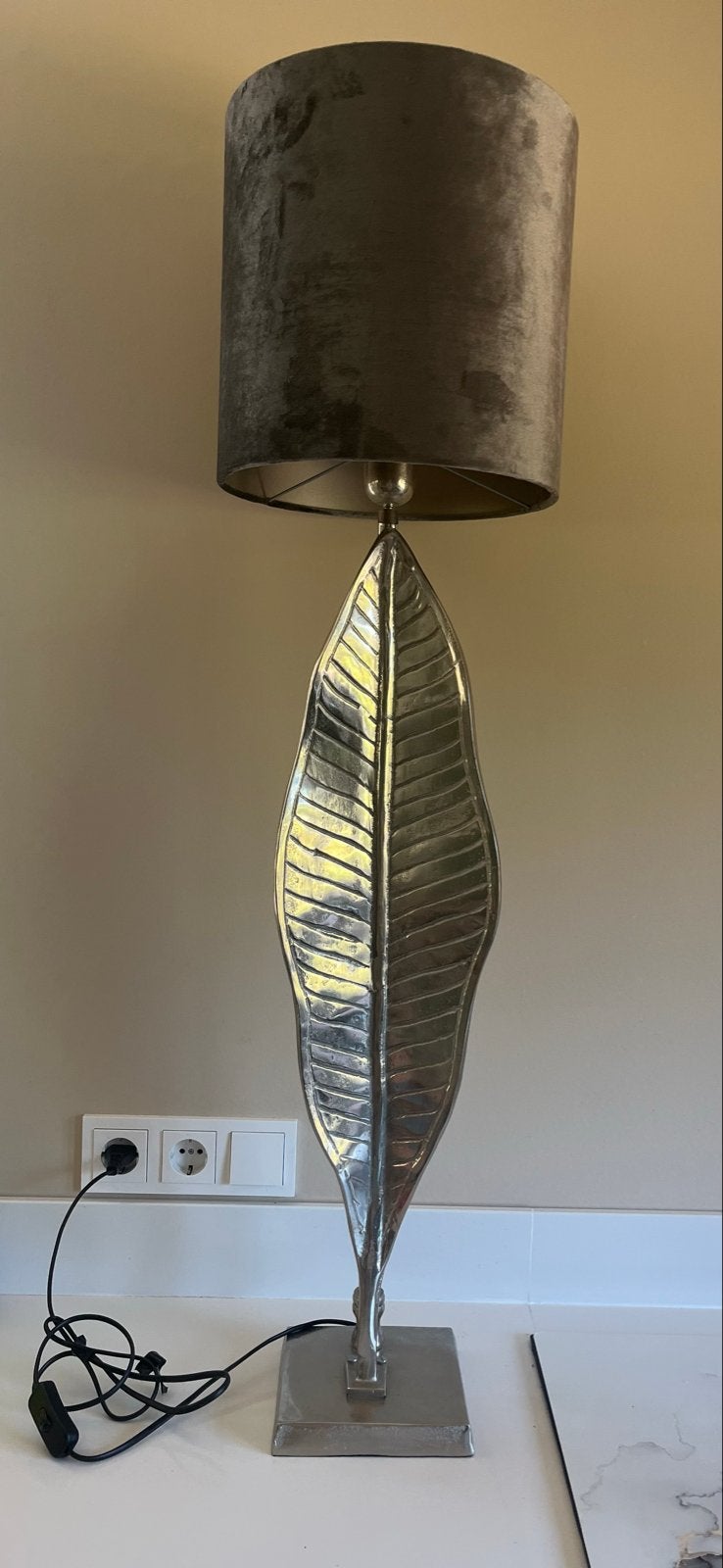 Zilverkleurige lamp met grijze velours kap - Maison Manon, Ophalen, Gebruikt, Metaal, 100 tot 150 cm
