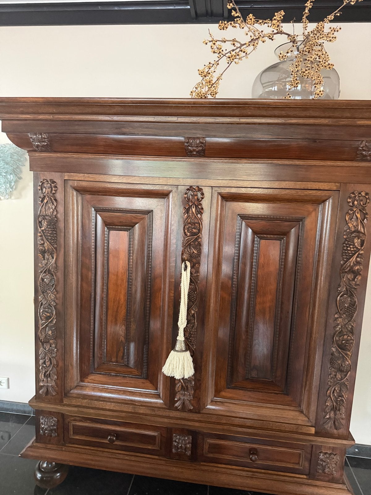 Antieke houten kast met gedetailleerd houtsnijwerk, Ophalen