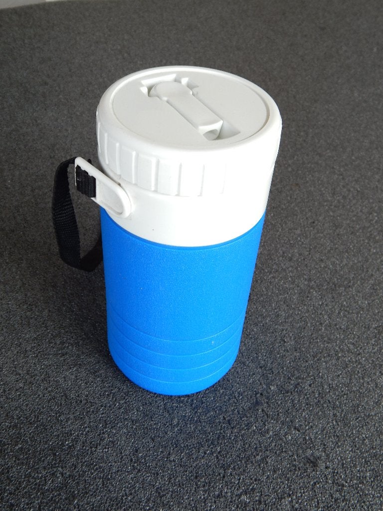 Isolatiefles met schenktuit en 4 bekers., Ophalen of Verzenden, Zo goed als nieuw