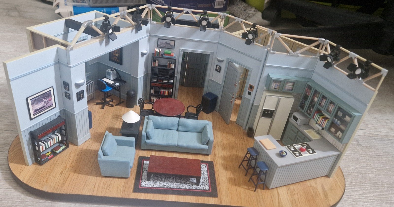 Seinfeld Replica Apartment set, Ophalen of Verzenden, Zo goed als nieuw, 1:50 of kleiner