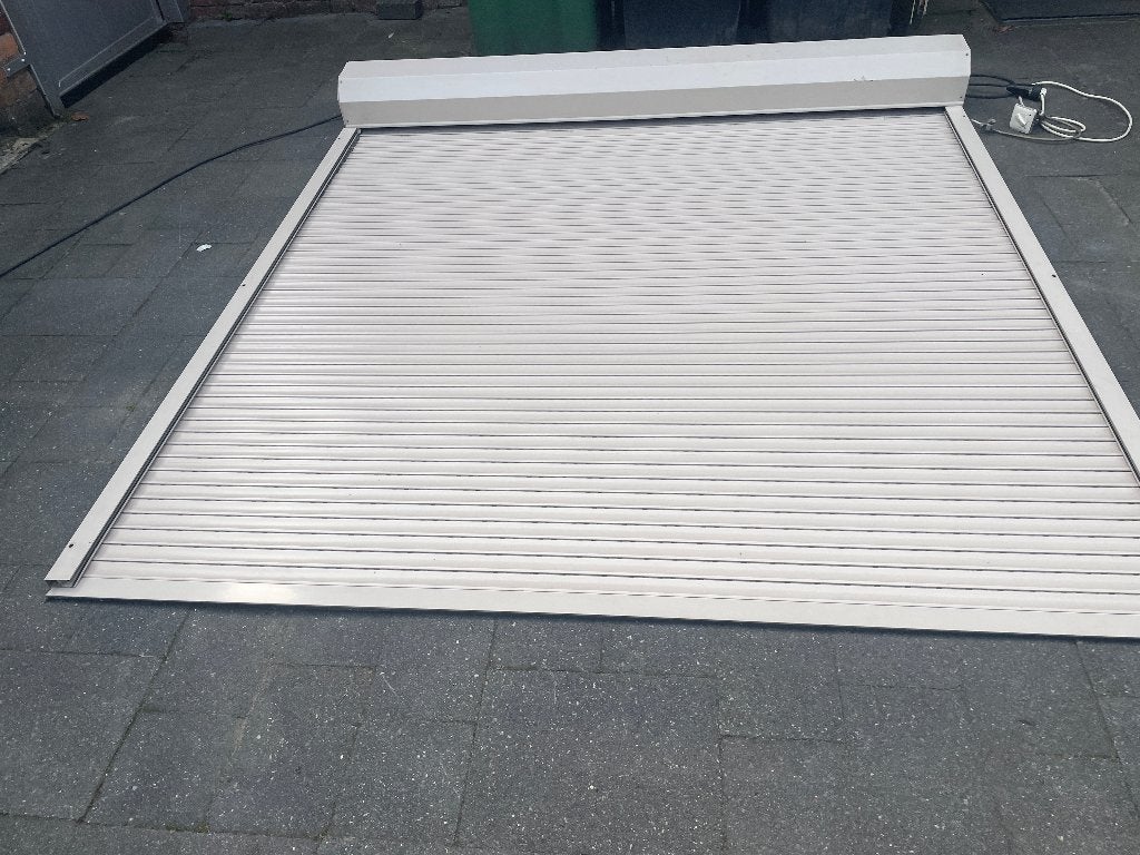 creme/beige electrisch rolluik breed 2.21  x 2.32,5 mtr hoog, Ophalen, Gebruikt, 200 cm of meer, Crème of Beige