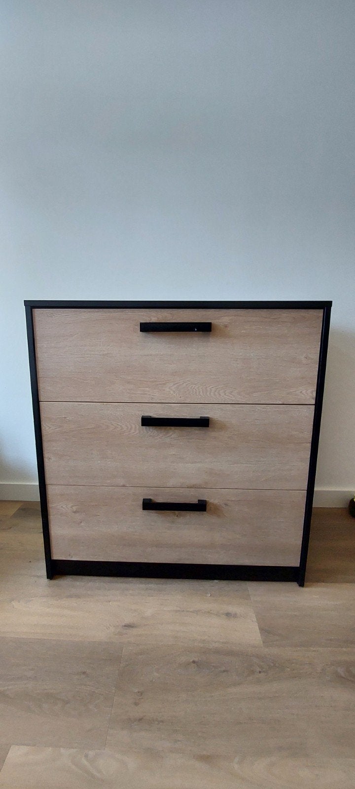 Foto 2 van Commode met 3 lades en ledikant in zwart/hout