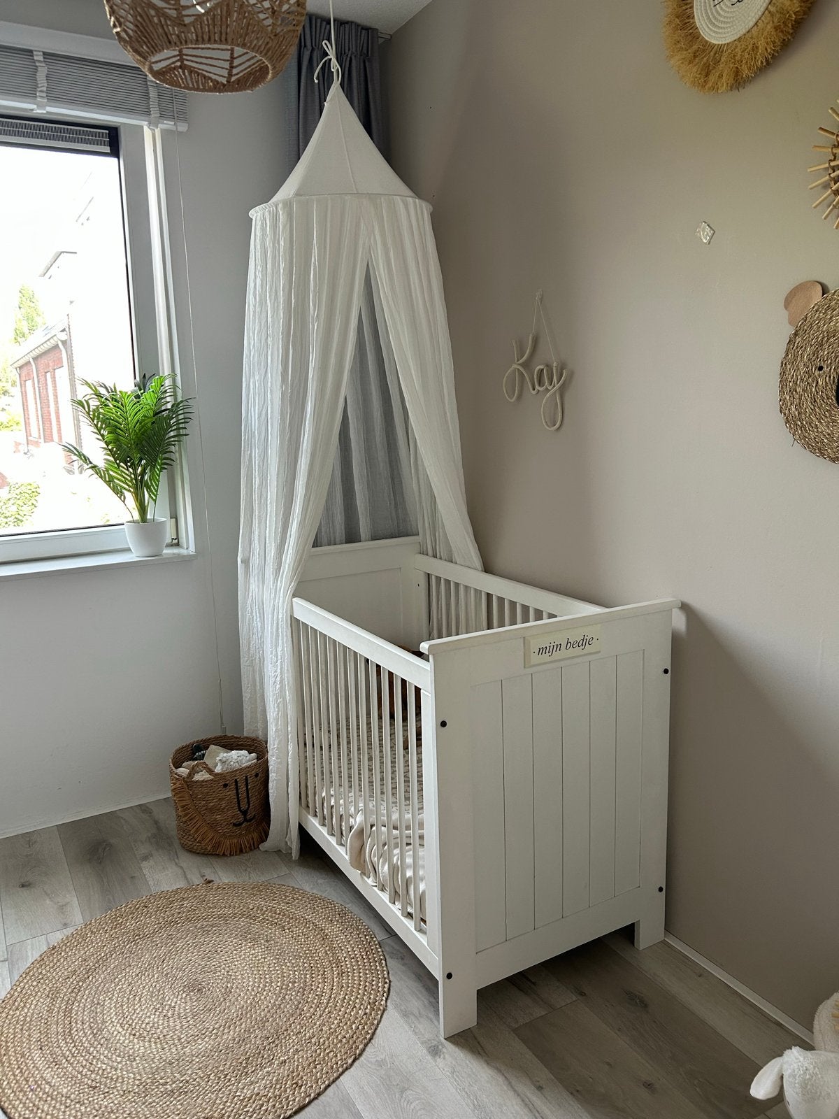 Foto 2 van Complete witte babykamer: ledikant, commode, kledingkast