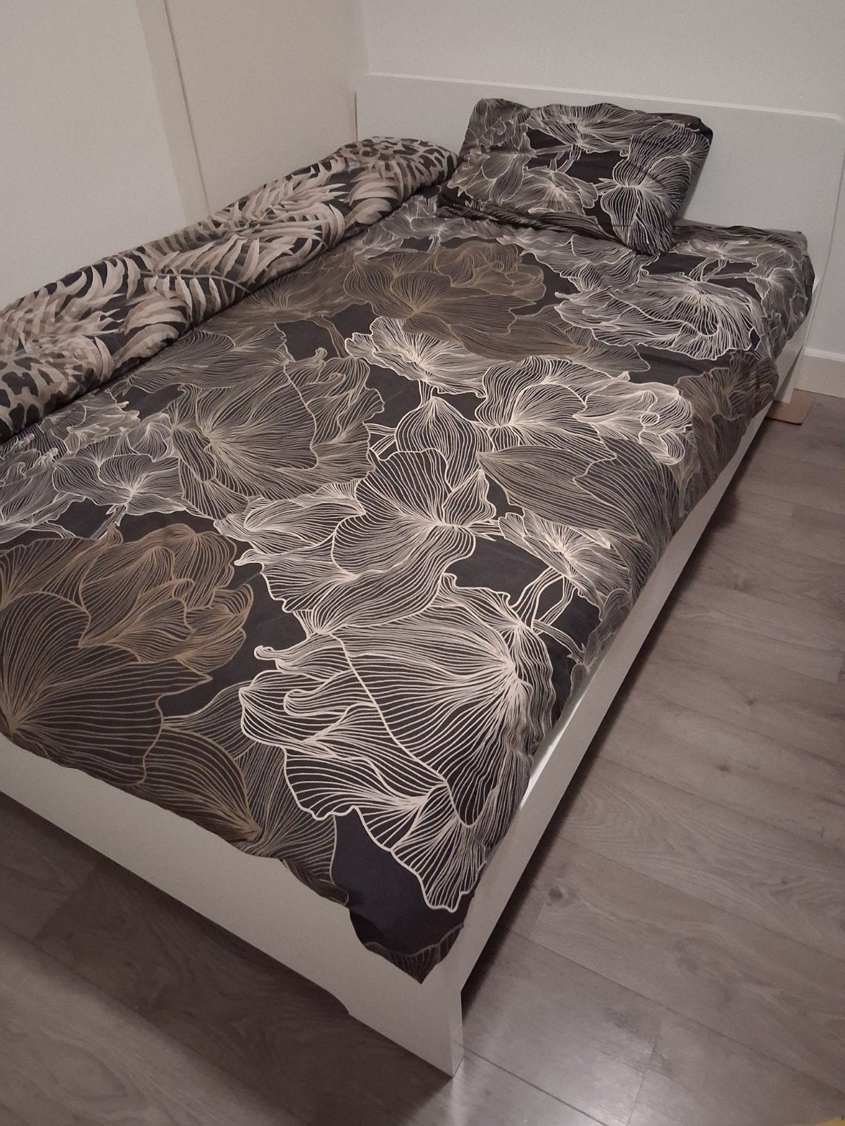 IKEA bedframe 140x200 cm met matras + topper + opbergkoffers, Wit, Tweepersoons, Zo goed als nieuw, 200 cm