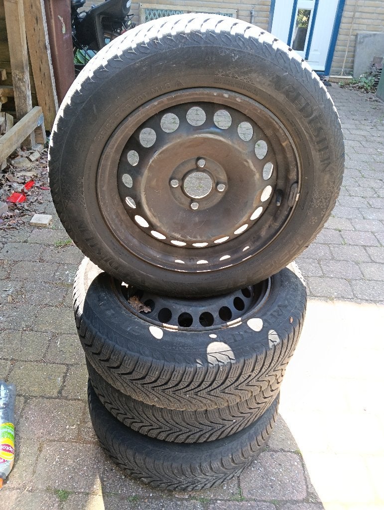 Winterbanden renault clio 2014 plus wieldoppen, Ophalen, Gebruikt, 15 inch, Banden en Velgen