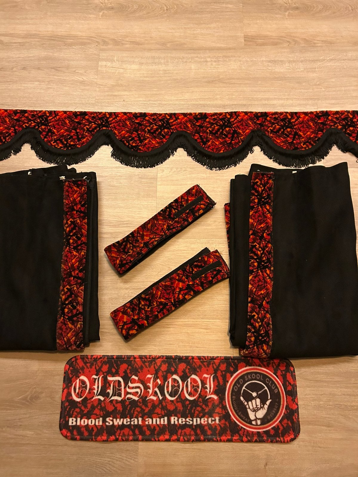 Raamband + zijgordijnen en dashboard matje rood pluche!, Ophalen of Verzenden, Interieur en Bekleding