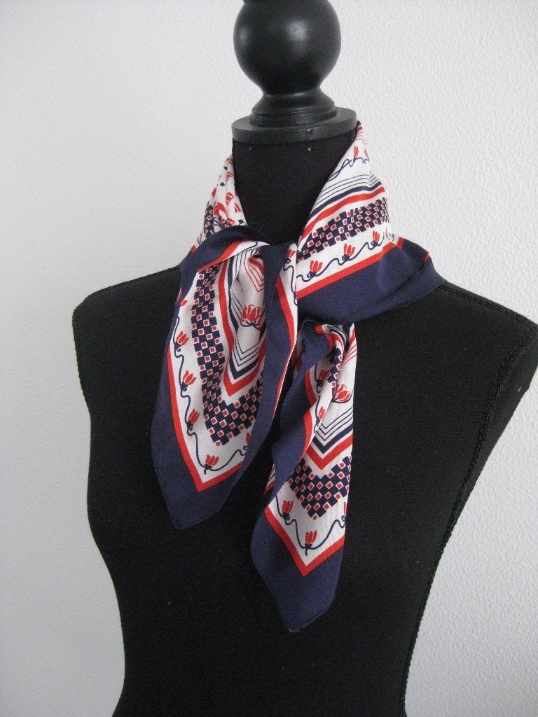 Blauw-rood sjaal 65 x 65 cm, Kleding | Dames, Mutsen, Sjaals en Handschoenen, Ophalen of Verzenden, Zo goed als nieuw, Maat 46/48 (XL) of groter