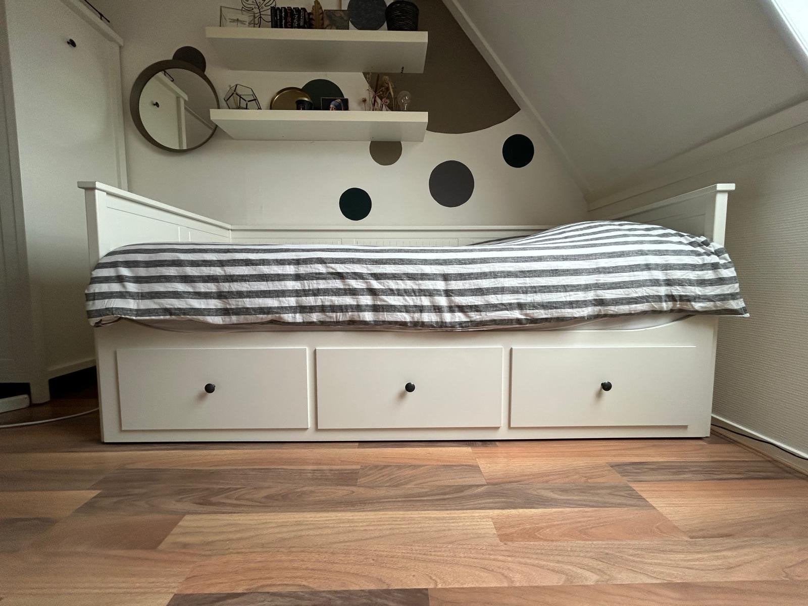 Hemnes bedbank 80x200 cm met matras en topper, Ophalen, Eenpersoons, Wit, Zo goed als nieuw