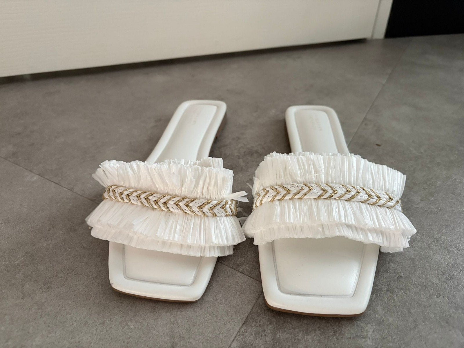 Witte slippers met ruches en goudkleurige details - Maat 38, Slippers, Primark, Wit, Ophalen of Verzenden