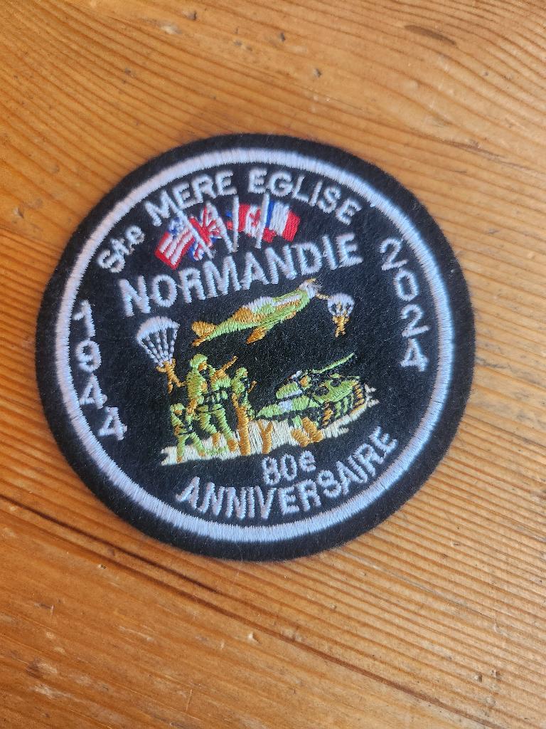 Patch Embleem Normandie St Mere Eglise D-Day 80 Herdenking, Ophalen of Verzenden, Landmacht, Nederland, Embleem of Badge