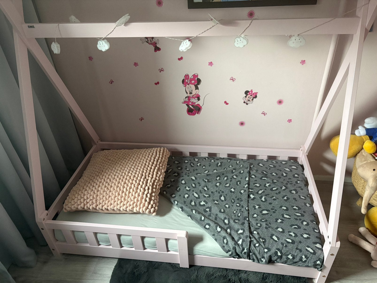 Roze huisjes bed inc matras, Ophalen, 70 tot 85 cm, Zo goed als nieuw, Matras