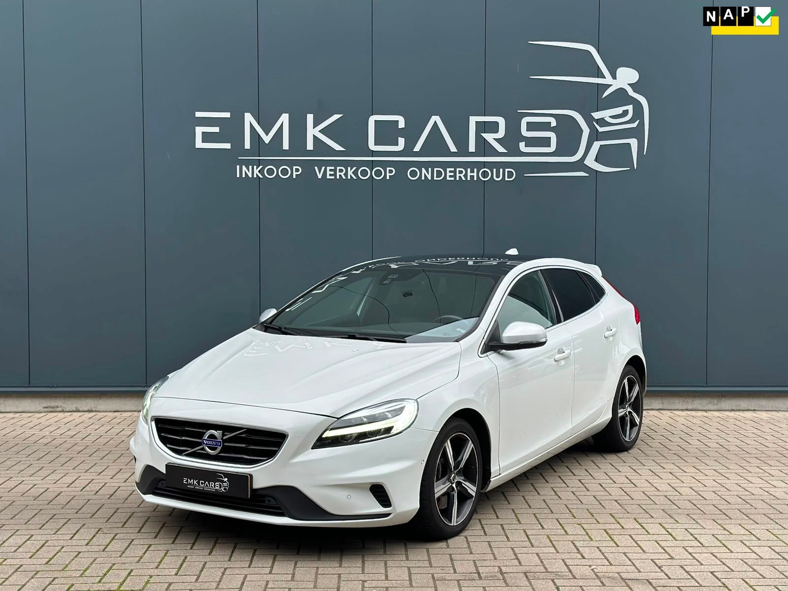 Volvo V40 1.5 T3 Polar+ Sport R-Design LED Pano, Auto's, Euro 6, 4 cilinders, 700 kg, Wit