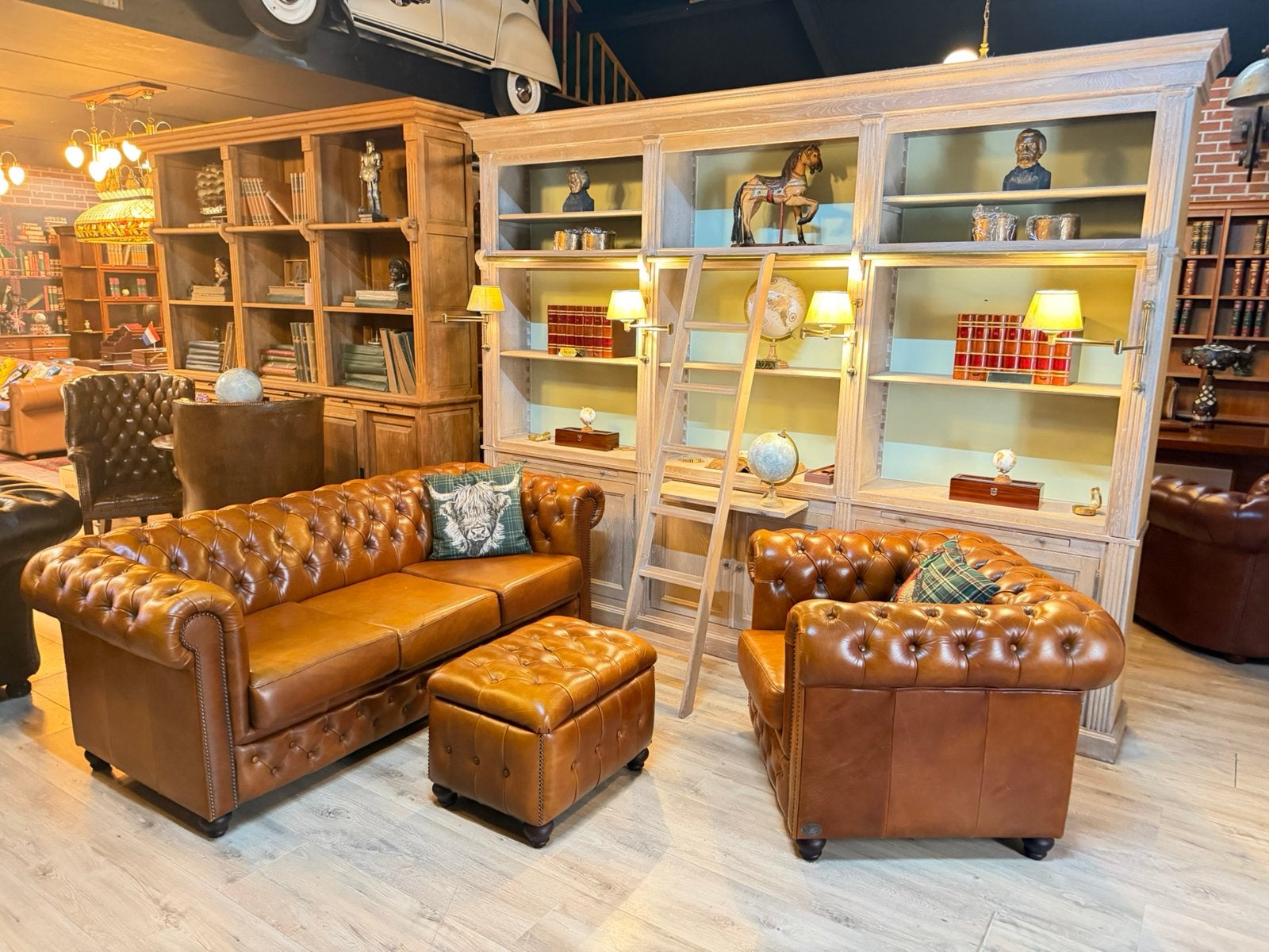 Foto 2 van Engelse Boekenkast & Bibliotheekkast  Showroom chesterfield