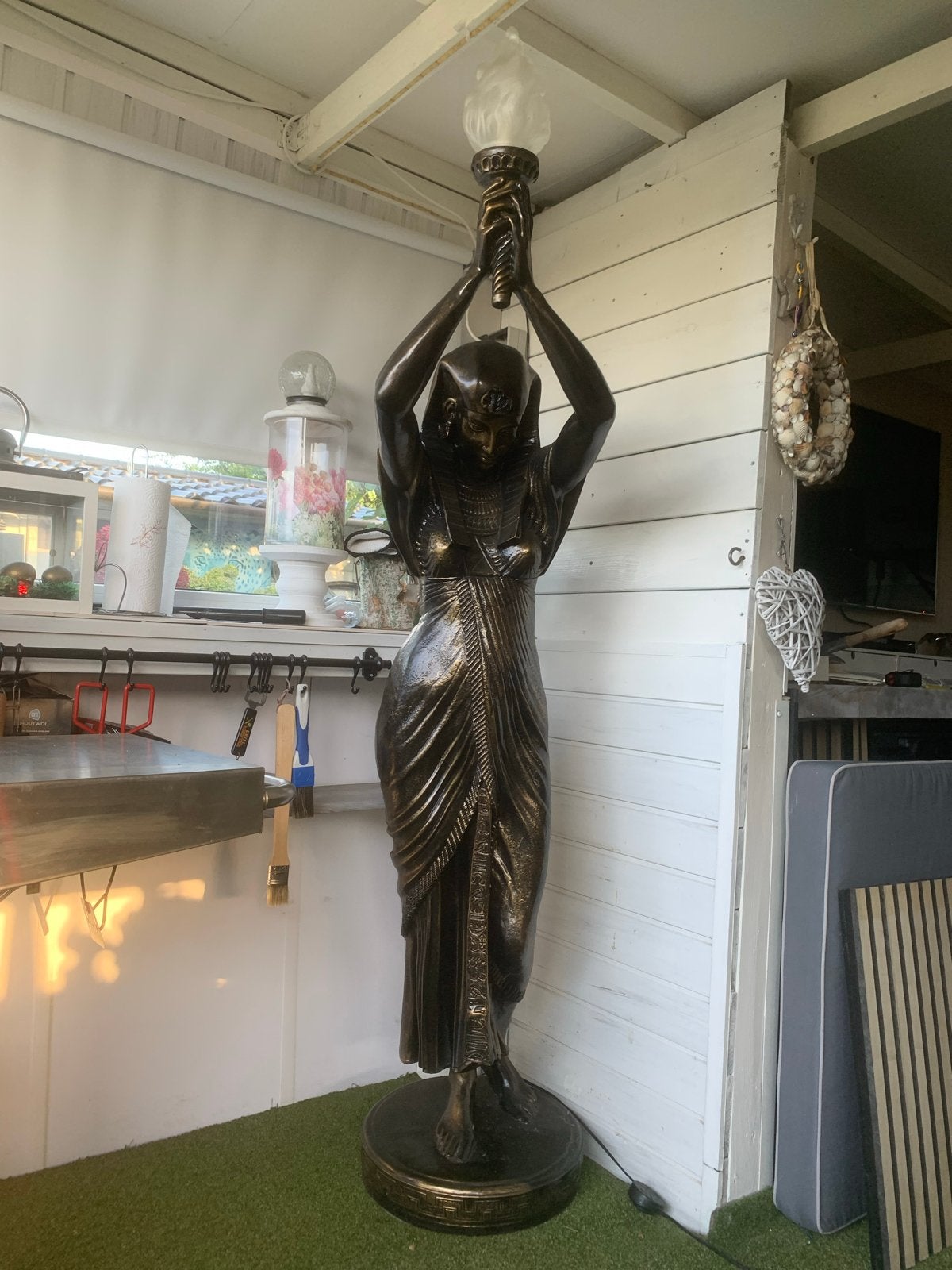 Groot Egyptisch Revival Isis Beeld met Lamp - 190 cm, Antiek en Kunst, Ophalen of Verzenden, Gepatineerd, 1 meter - 2 meter, Beeld