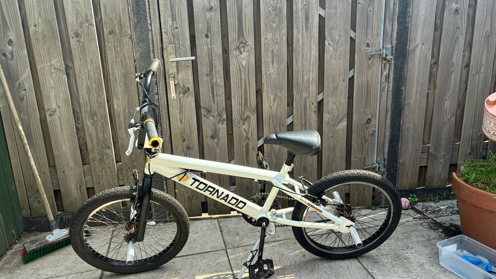 Tornado BMX Fiets - Wit met Zwarte accenten, Ophalen, Staal, Velgrem, Voetsteunen