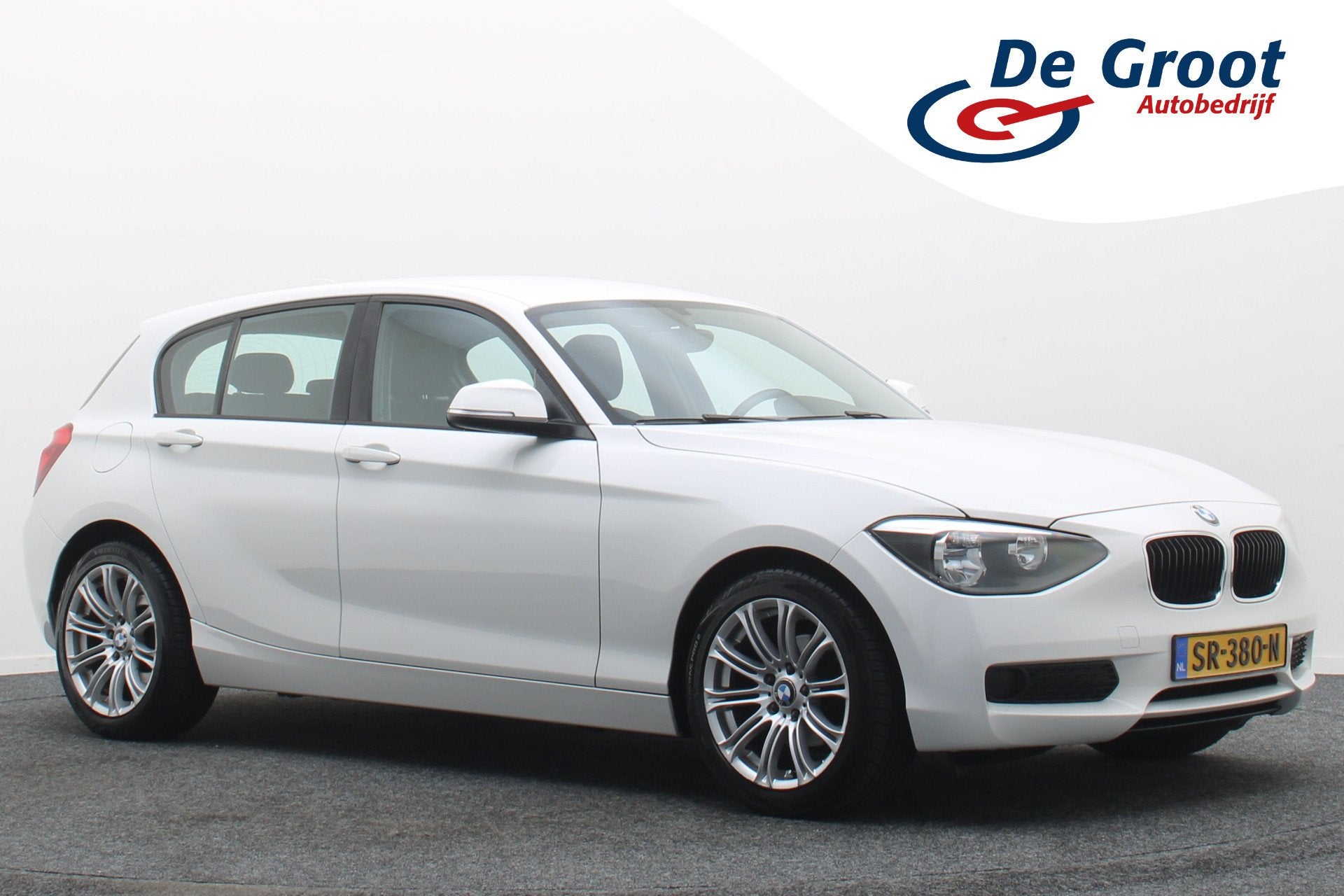 BMW 1-serie 114i EDE High Executive 5-Deurs, Airco, Stoelver, Auto's, 1-Serie, Euro 5, Gebruikt, Zwart