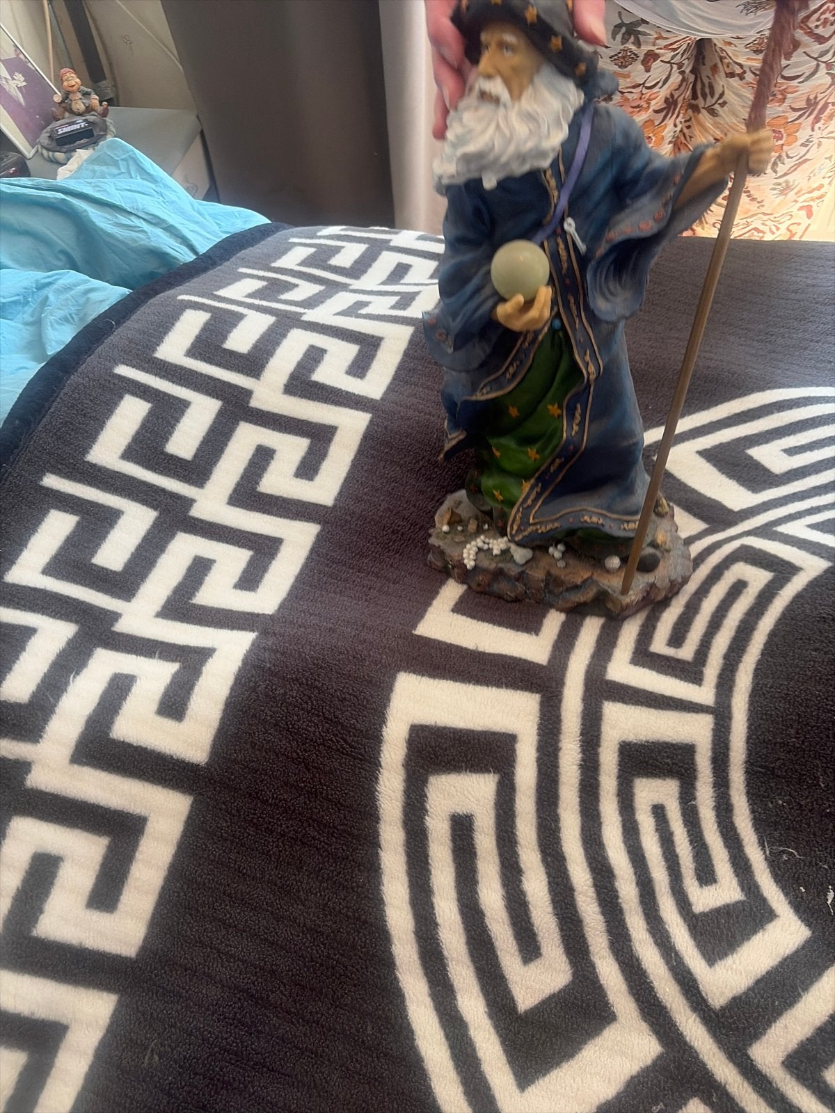 Mooie tovenaar beeldje met staf en kristallen bol, Verzamelen, Ophalen of Verzenden, Gebruikt, Fantasy