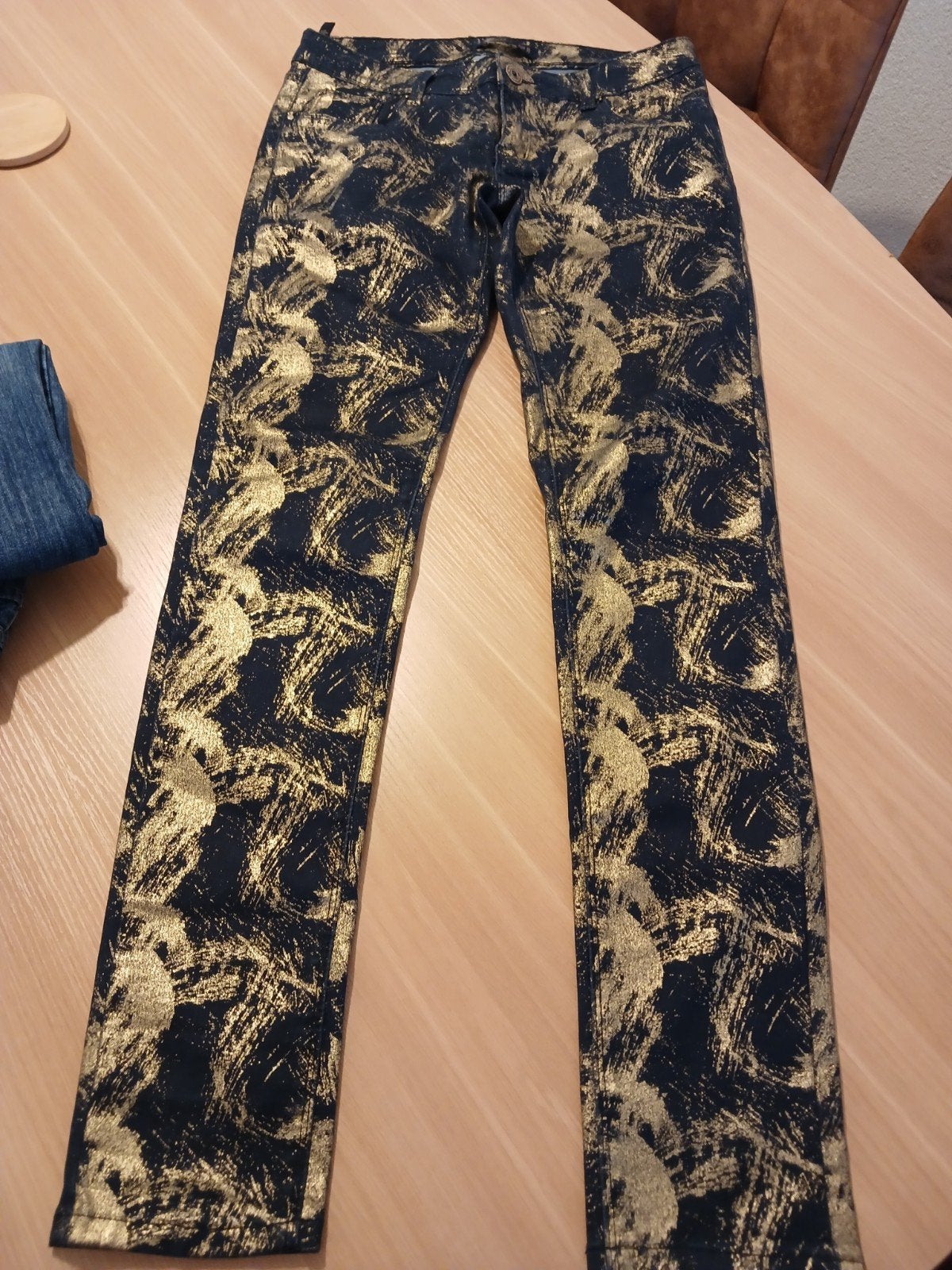 Zwarte broek met gouden print, Maat 38/40 (M), Zwart, Ophalen of Verzenden, Lang