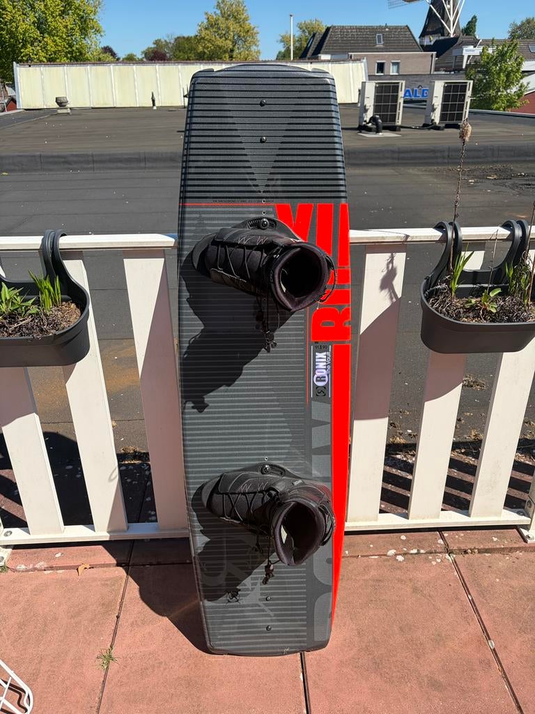 Ronix the vault wakeboard 144, Watersport en Boten, Wakeboarden, Ophalen, Zo goed als nieuw, Board en Schoenen