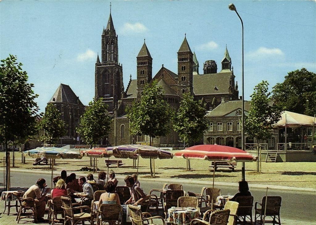 Maastricht, Het gezellige Vrijthof - terras - 1977 gelopen, Ophalen of Verzenden, 1960 tot 1980, Gelopen, Limburg