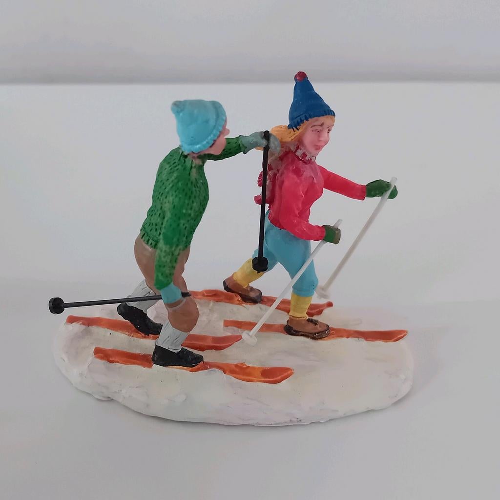 Lemax cross country skiers, retired, Lemax figuur Kerstdorp, Diversen, Kerst, Ophalen of Verzenden