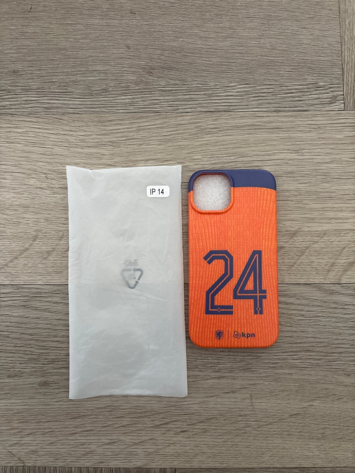 Oranje iPhone 14 hoesje met nummer 24 en KPN logo, Kunststof, Oranje, Nieuw, Hoesje of Tasje