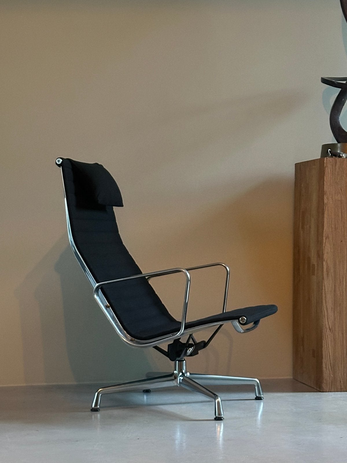 Vitra EAMES EA 124 fauteuil & EA 125 hocker, Ophalen, Zo goed als nieuw, 75 tot 100 cm, 50 tot 75 cm