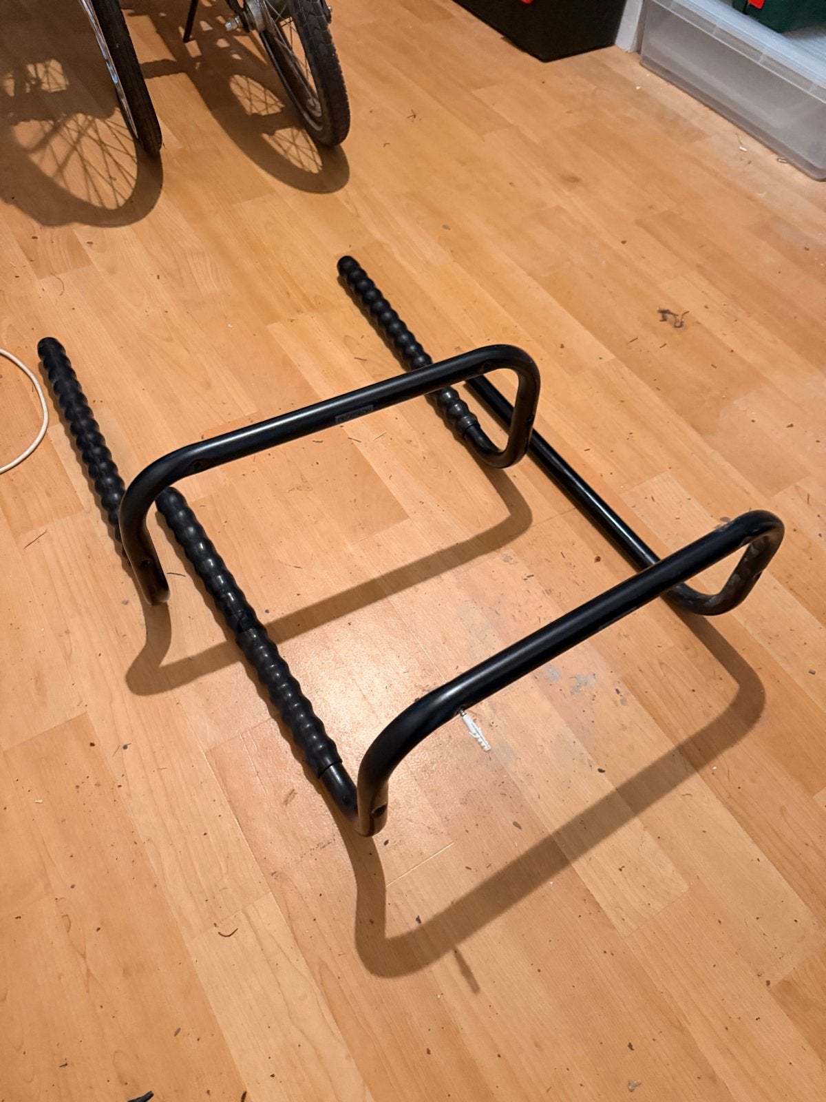 Decathlon wandbeugel voor 2 fietsen per beugel (4 totaal), Ophalen, Gebruikt