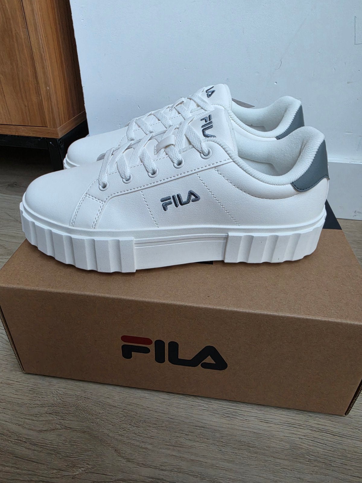 Fila Dames Sneakers Maat 39 Wit/Grijs - Nieuw in Doos, Wit, Nieuw, Ophalen of Verzenden, Sneakers of Gympen
