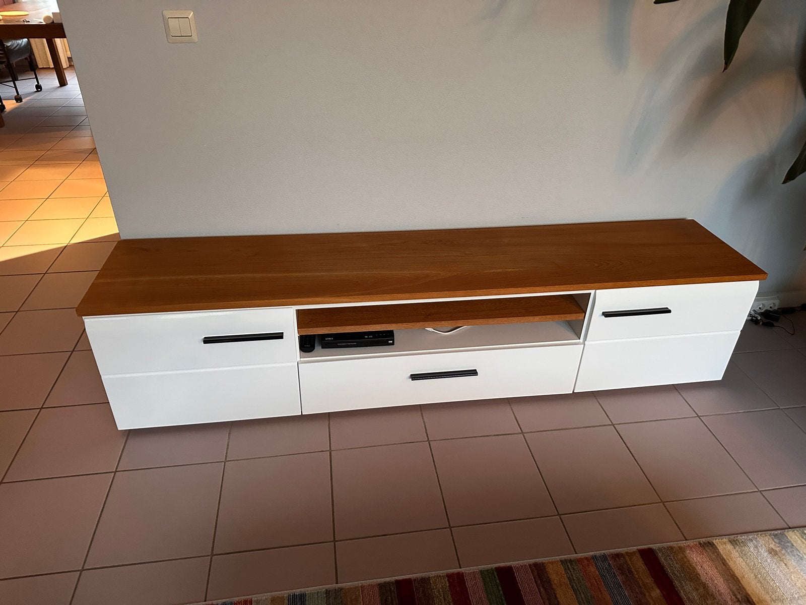 Modern wit TV-meubel met houten blad, Ophalen, Gebruikt, 150 tot 200 cm, Minder dan 100 cm