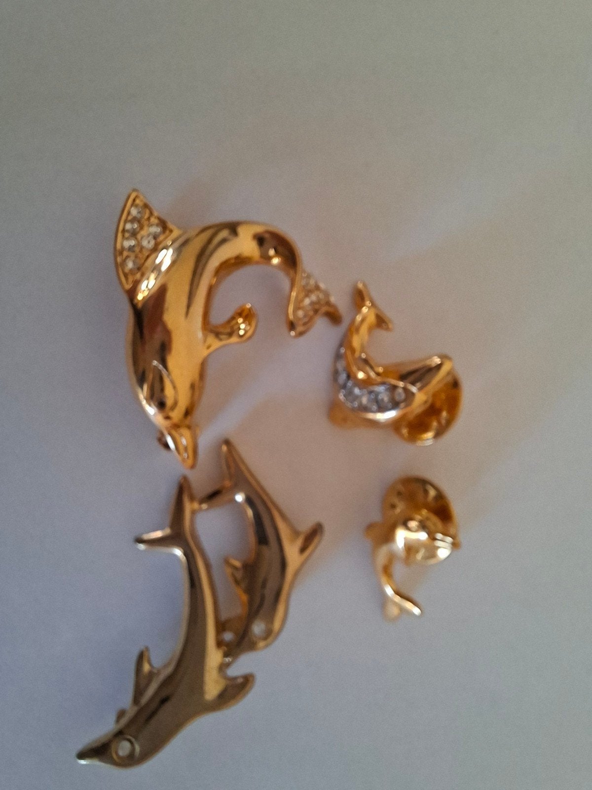 4 Gouden dolfijn broches en reversspeldjes met strass, Overige materialen, 4 tot 7 cm, Ophalen of Verzenden, Zo goed als nieuw