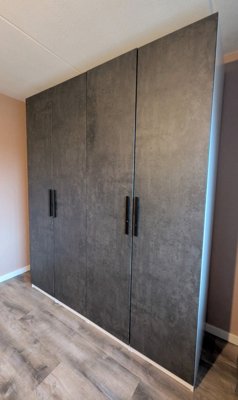 4 IKEA Pax deuren betonlook Kallviken met zwarte grepen, Huis en Inrichting, Kasten | Kledingkasten, Ophalen, Zo goed als nieuw