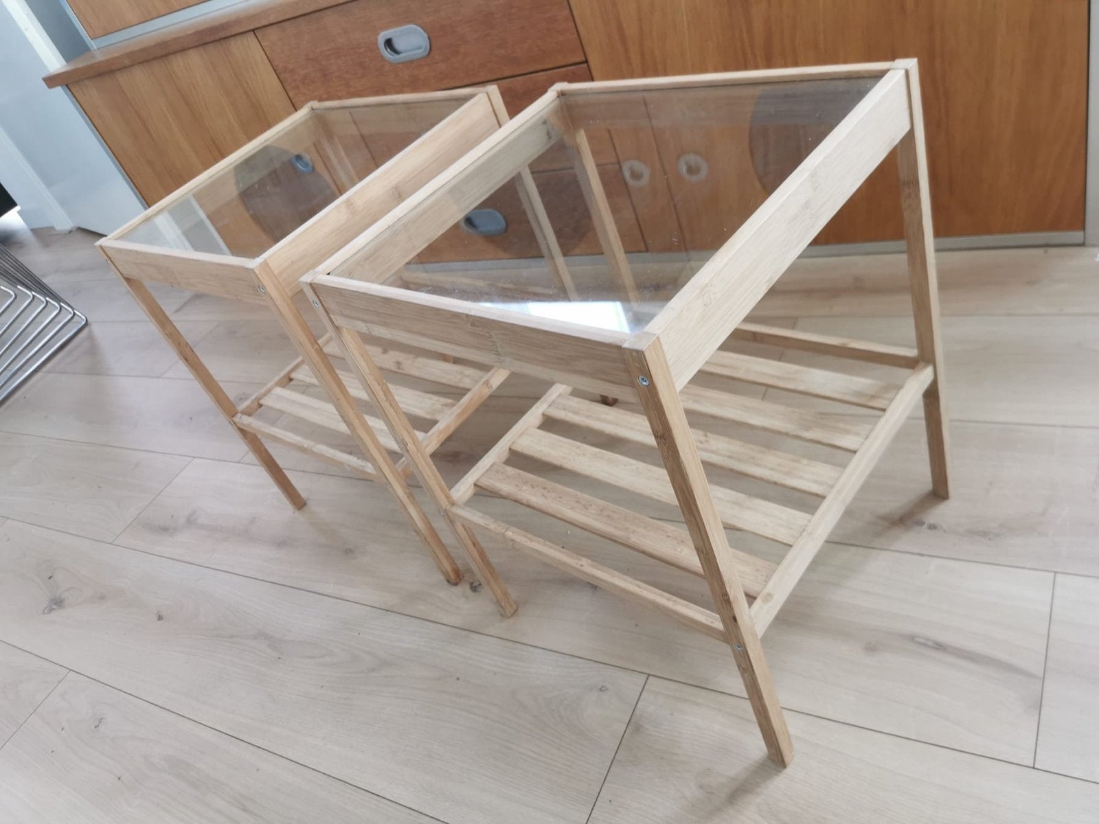 Set van 2 bamboe bijzettafeltjes met glasplaat, Minder dan 45 cm, Minder dan 55 cm, Ophalen of Verzenden, Rechthoekig