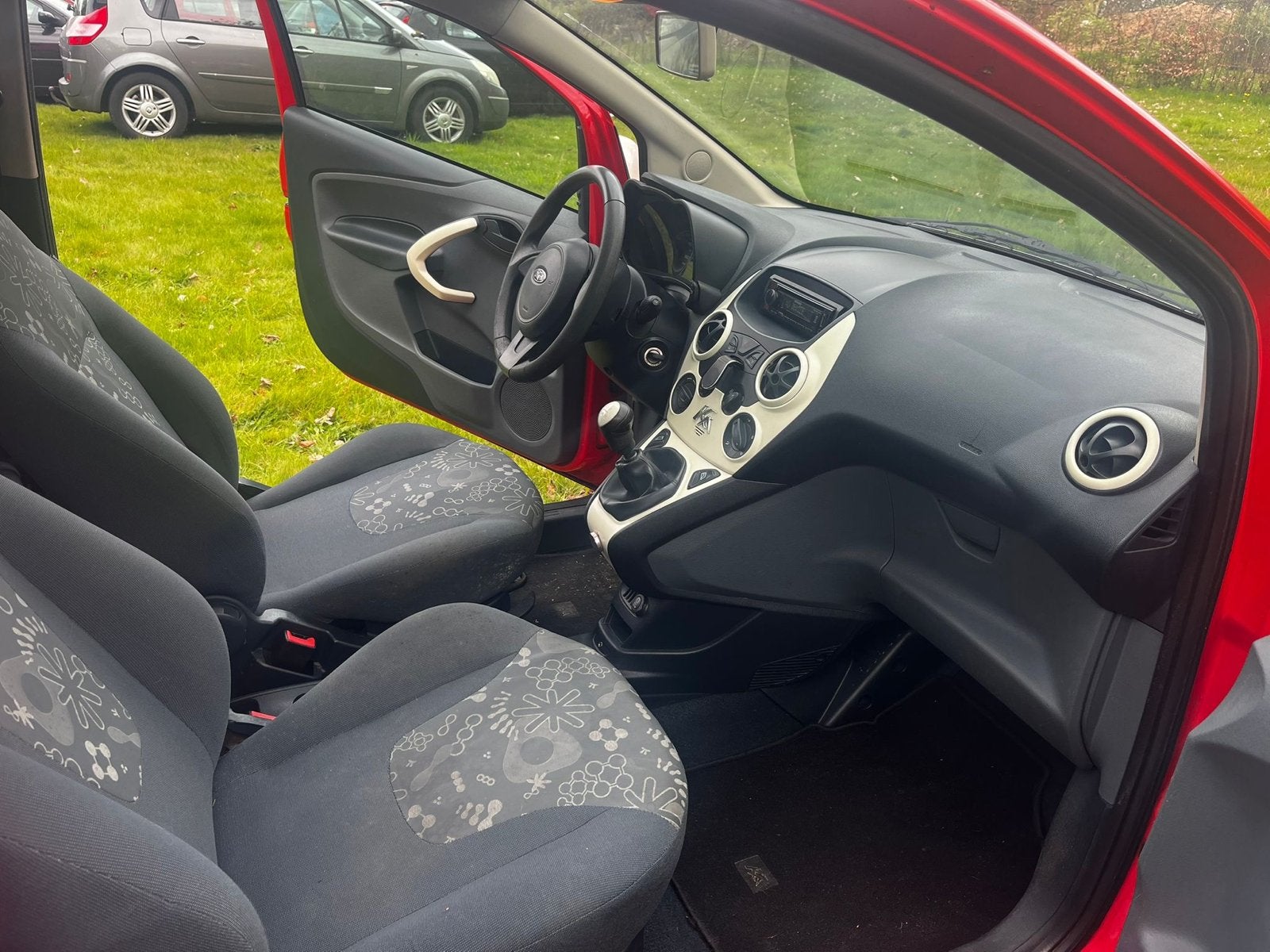 Foto 13 van Ford Ka 1.2 51KW 2010 Rood