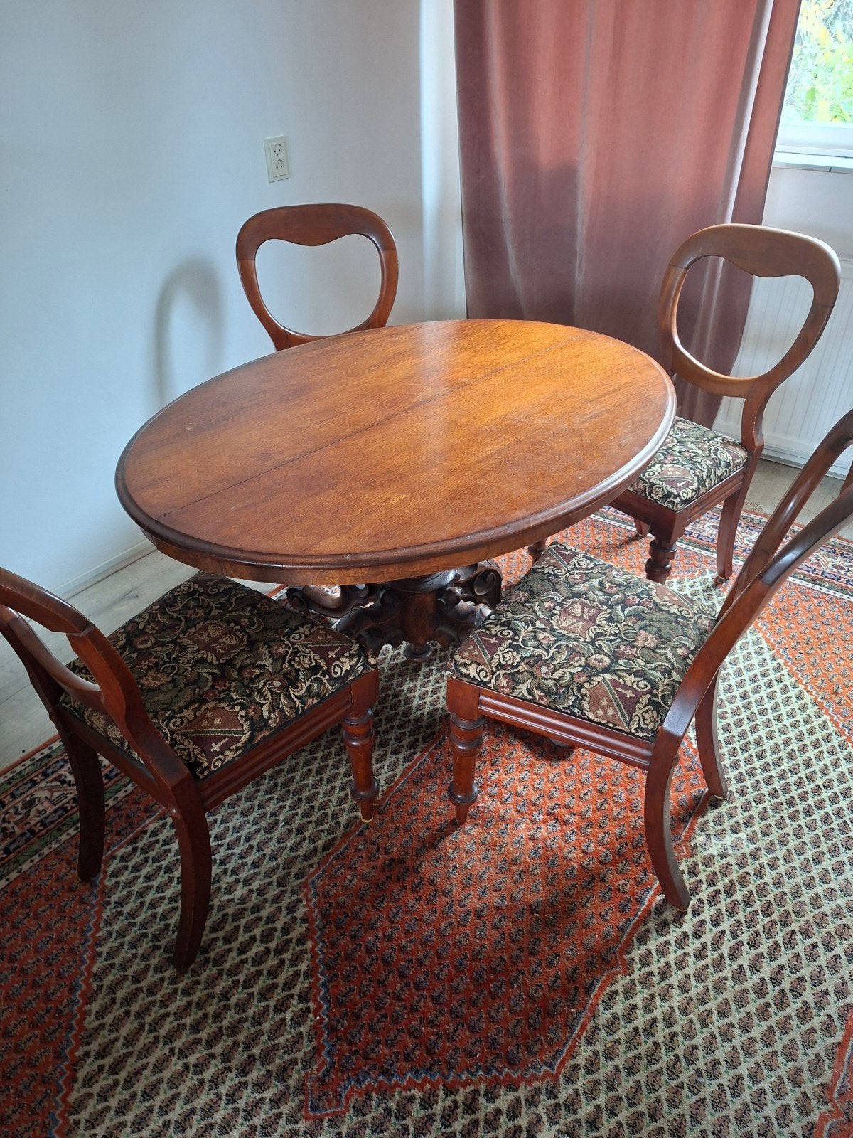 Antieke eettafel met 4 stoelen, Ophalen