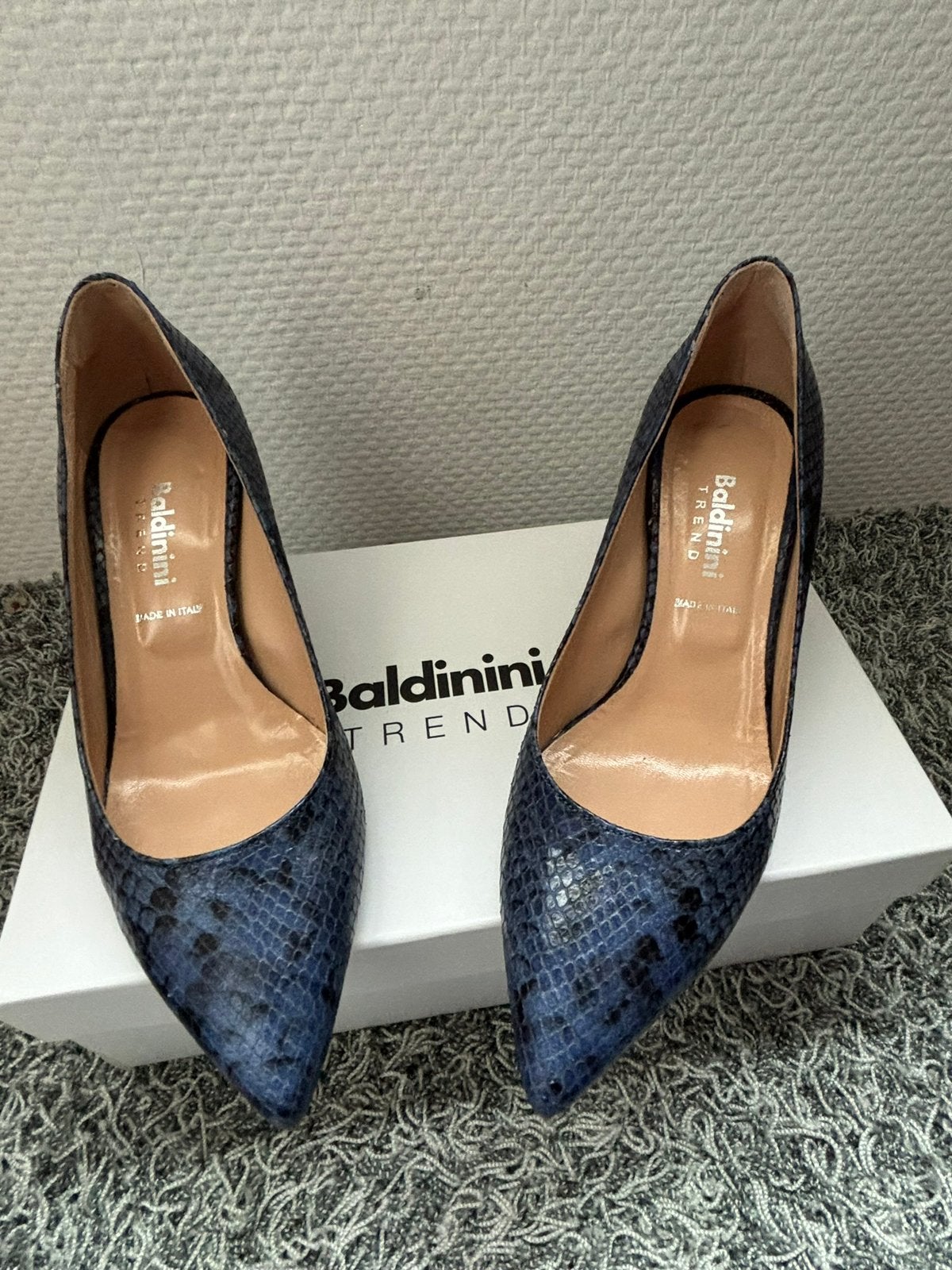 Baldinini pumps met slangen leer maat 38, Kleding | Dames, Schoenen, Pumps, Blauw, Ophalen of Verzenden, Zo goed als nieuw