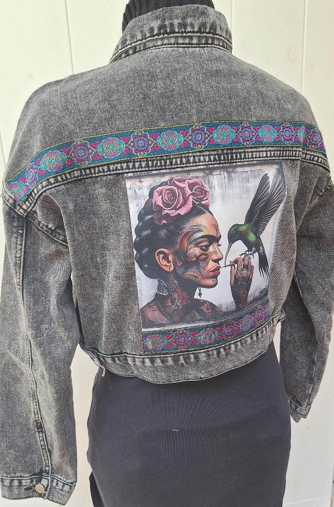 Frida Kahlo kolibrie zwart grijs dames spijkerjas jeansjas, Kleding | Dames, Ophalen of Verzenden, Nieuw, Maat 38/40 (M), Zwart