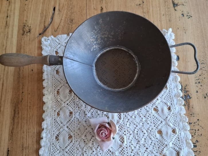 Vintage metalen zeef met houten handvat, Ophalen of Verzenden
