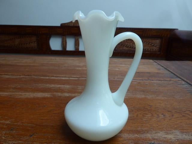 Vintage opaline vaasje in wit, 16 cm., Antiek en Kunst, Ophalen of Verzenden