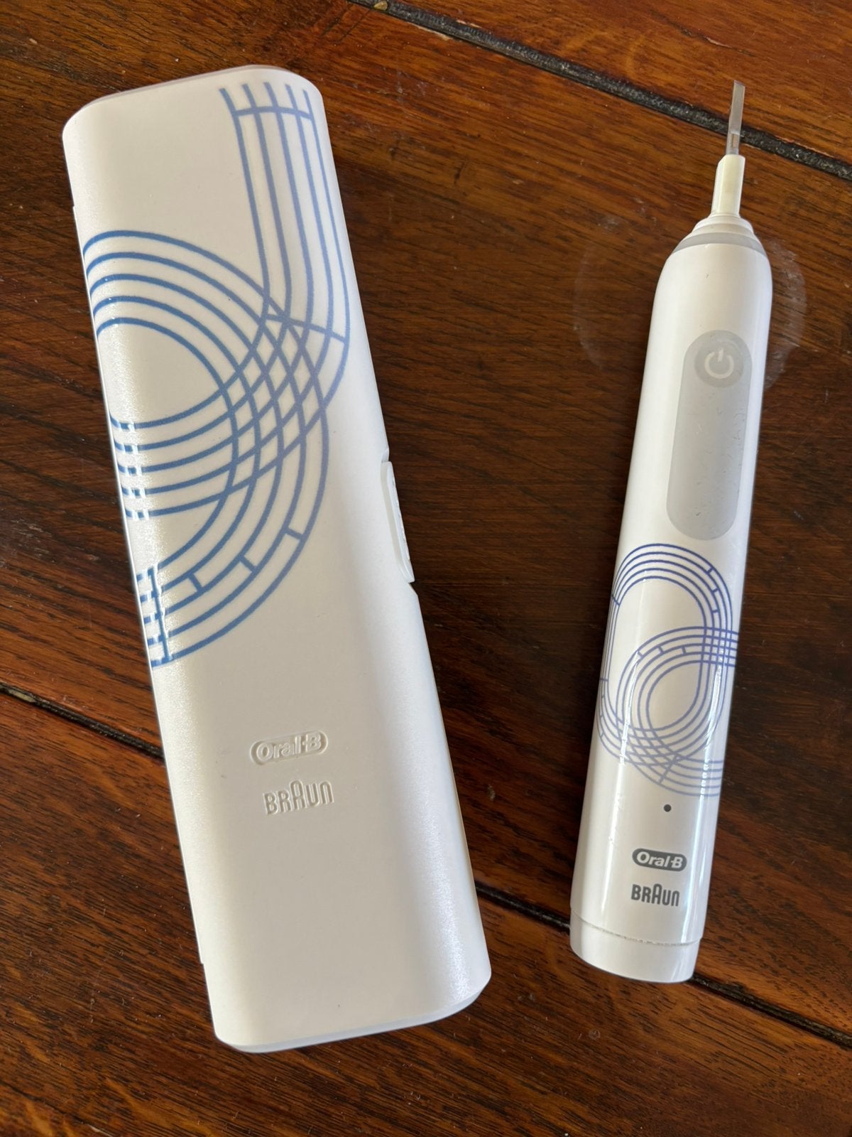 Elektrische Oral-B Braun tandenborstel met reisetui, Ophalen of Verzenden, Zo goed als nieuw, Tandenborstel