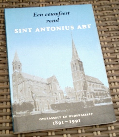 Eeuwfeest rond Sint Antonius Abt, Overasselt en Nederasselt., Ophalen of Verzenden, Zo goed als nieuw
