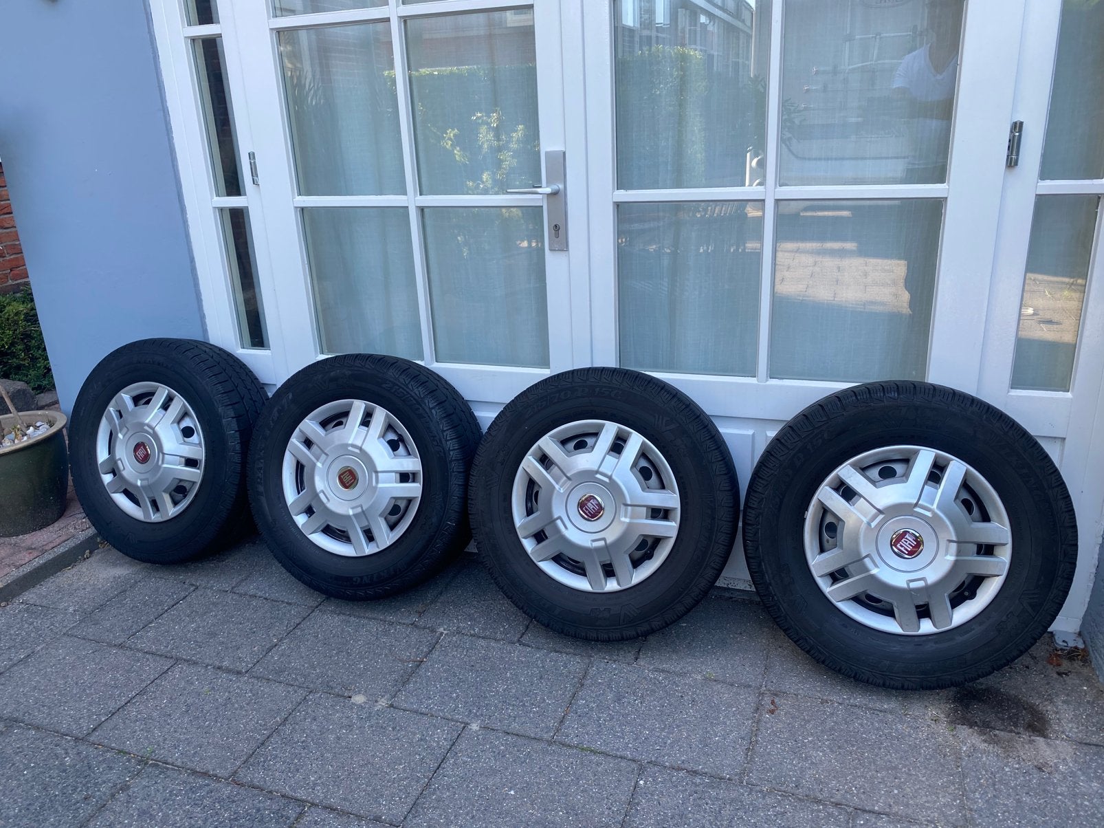 Nette banden met velgen en wieldoppen fiat, Ophalen, 15 inch, All Season, Band(en)