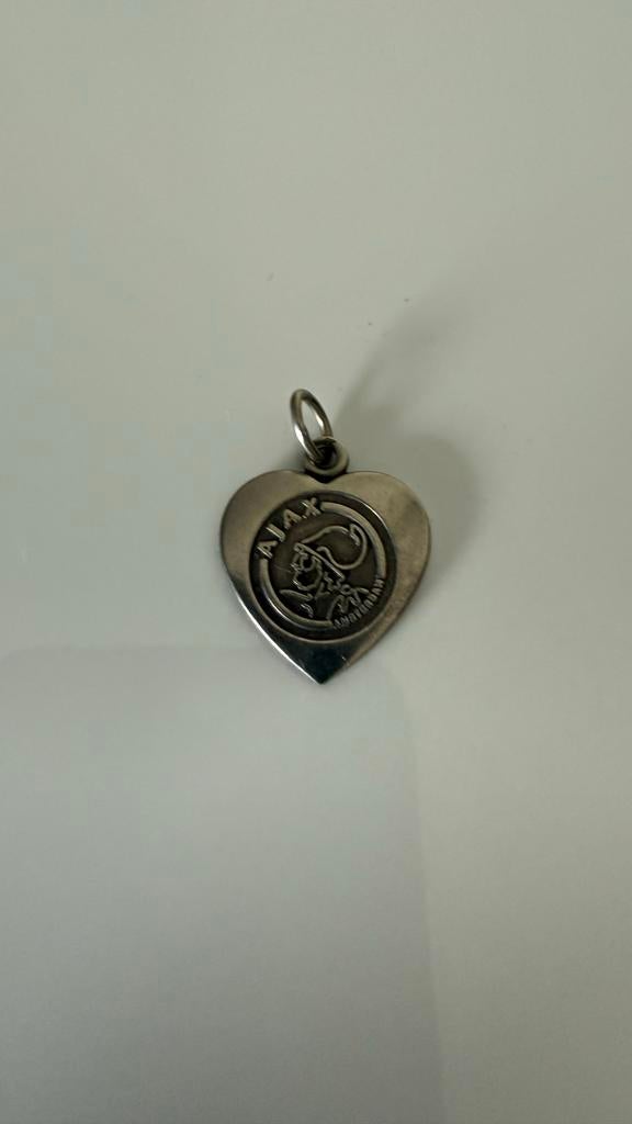 Ajax hartvormige bedel - Zilverkleurig, Sieraden, Tassen en Uiterlijk, Overige materialen, Gebruikt, Ophalen of Verzenden, Hart