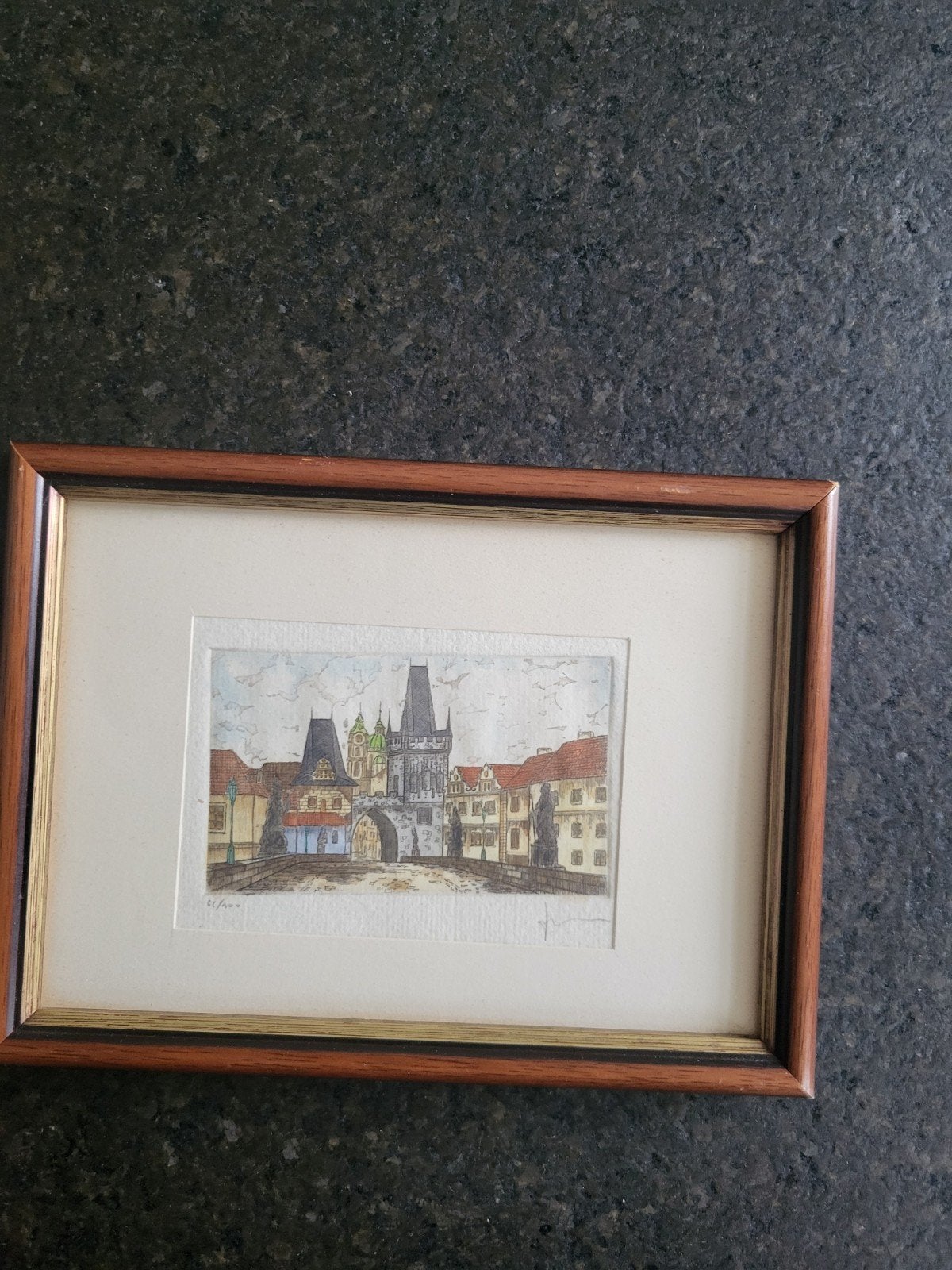 Karel de Grote Brug Praag Ets Handgekleurd Ingelijst, Stadsgezicht, Ophalen of Verzenden, Genummerd, 1950 - 1999