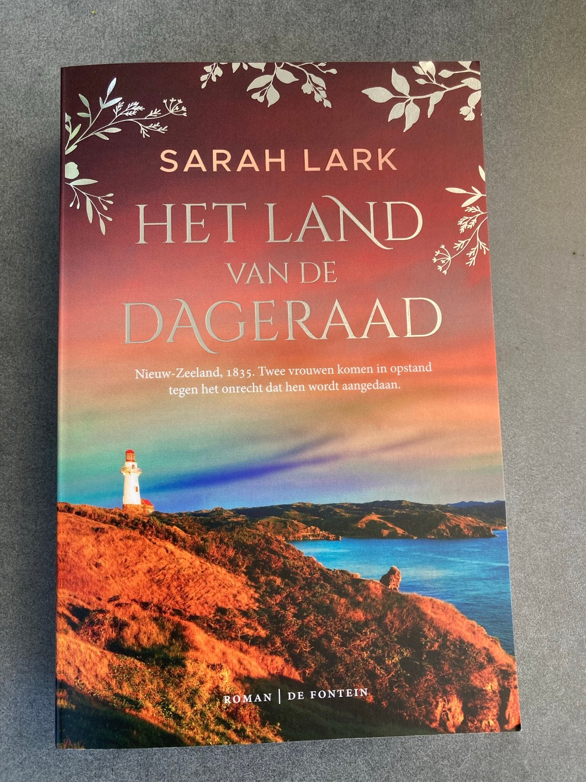 Het Land van de Dageraad - Sarah Lark (uitstekende conditie), Ophalen of Verzenden, Zo goed als nieuw